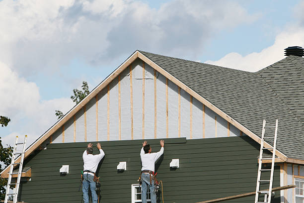 Professional Vinyl Siding technician working in Mechanicsburg, OH